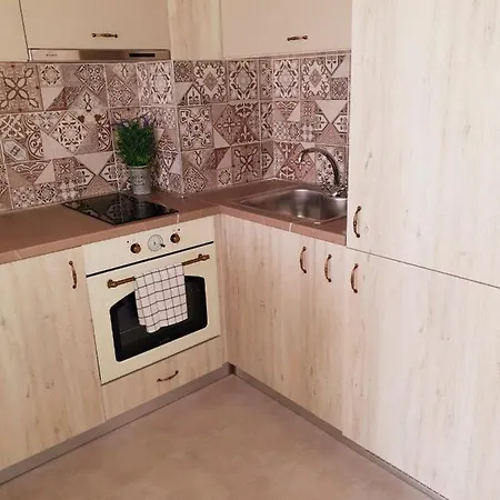 Bright And Newly Refurbished Near Center Apartment *