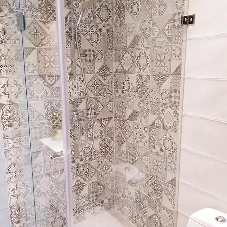 Bright And Newly Refurbished Near Center Apartment