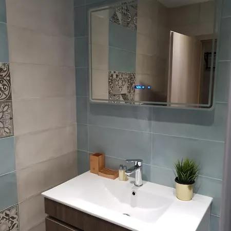 Bright And Newly Refurbished Near Center *