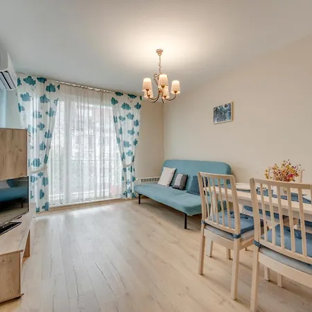 Bright And Newly Refurbished Near Center Apartment