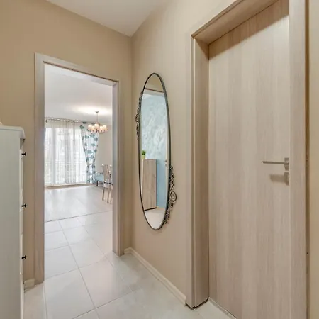 Bright And Newly Refurbished Near Center *